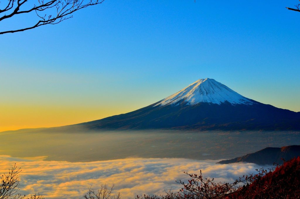 Japon : le soleil se reflète sur le Mont Fuji