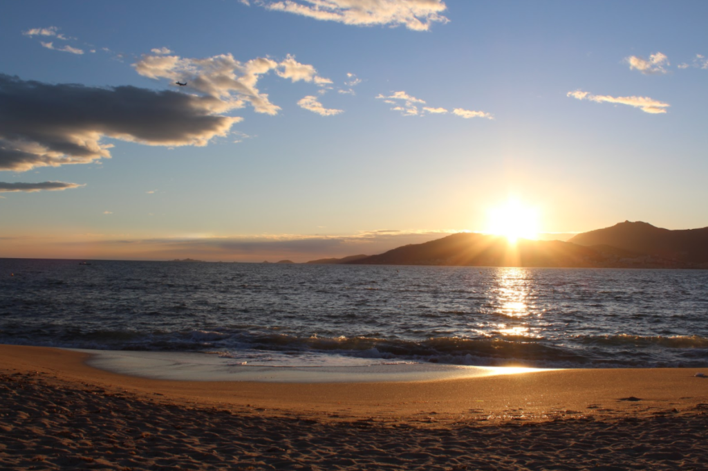 Coucher de soleil sur la mer en Corse