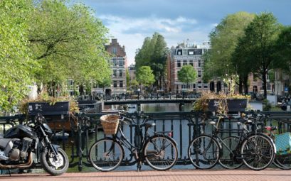 Les vélos attachés sur les ponts d'Amsterdam