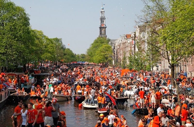 Le Koningsdag, fĂŞte nationale des Pays-Bas