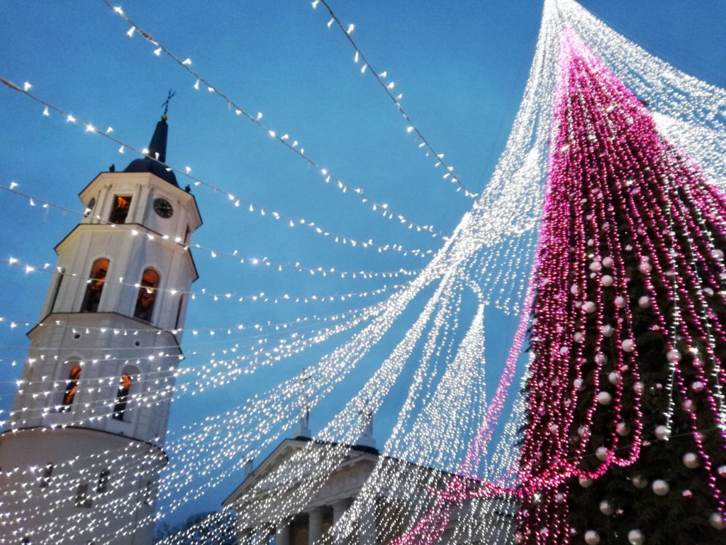 Le sapin du marché de Noël situé aux pieds de la tour de la Cathédrale de Vilnius en Lituanie