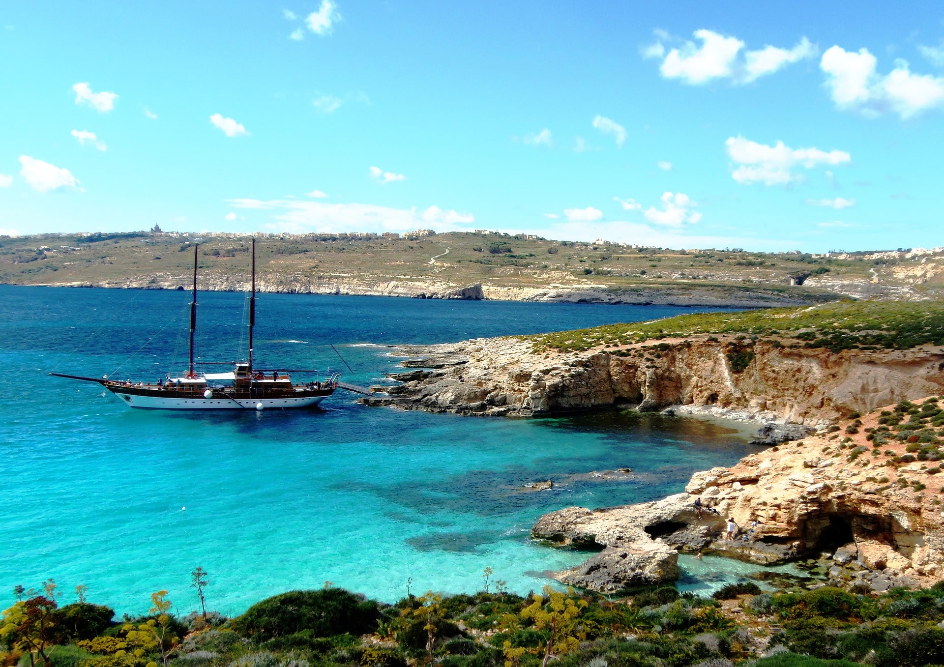 L'île de Comino à Malte : un bateau sur ses eaux turquoises