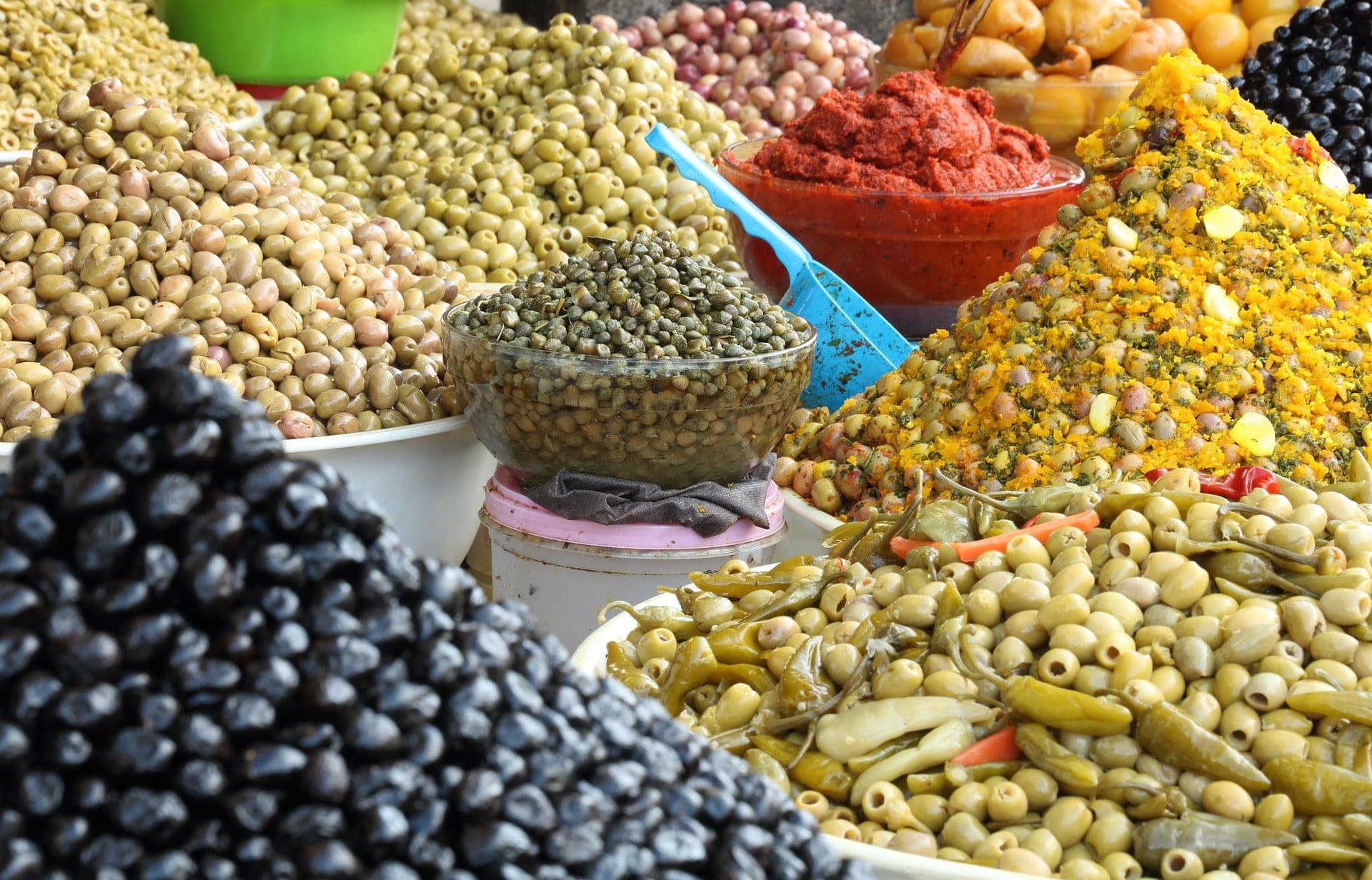 Souk d'Essaouira au Maroc : marché aux épices et aux olives
