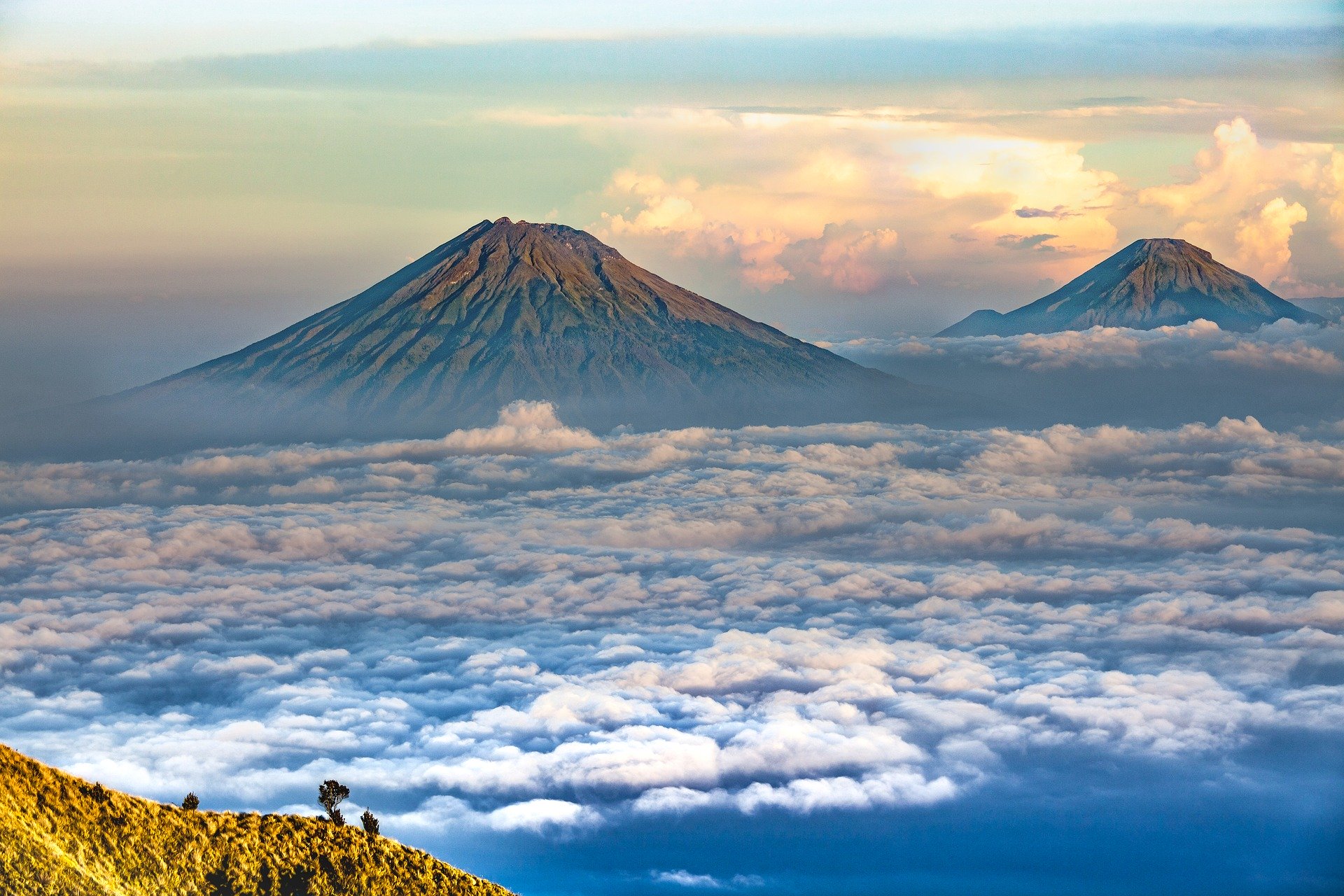 Le volcan Sundoro et le Sumbing sur l'île de Java en Indonésie