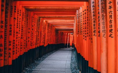 Kyoto, chemin d'arches rouges menant à un temple Shinto