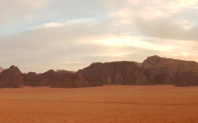 Panorama : Le coucher de soleil sur le désert Wadi Rum en Jordanie