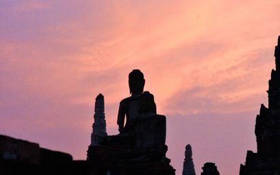 Statues à Ayutthaya en Thaïlande, ancienne capitale du Royaume de Siam au coucher de soleil