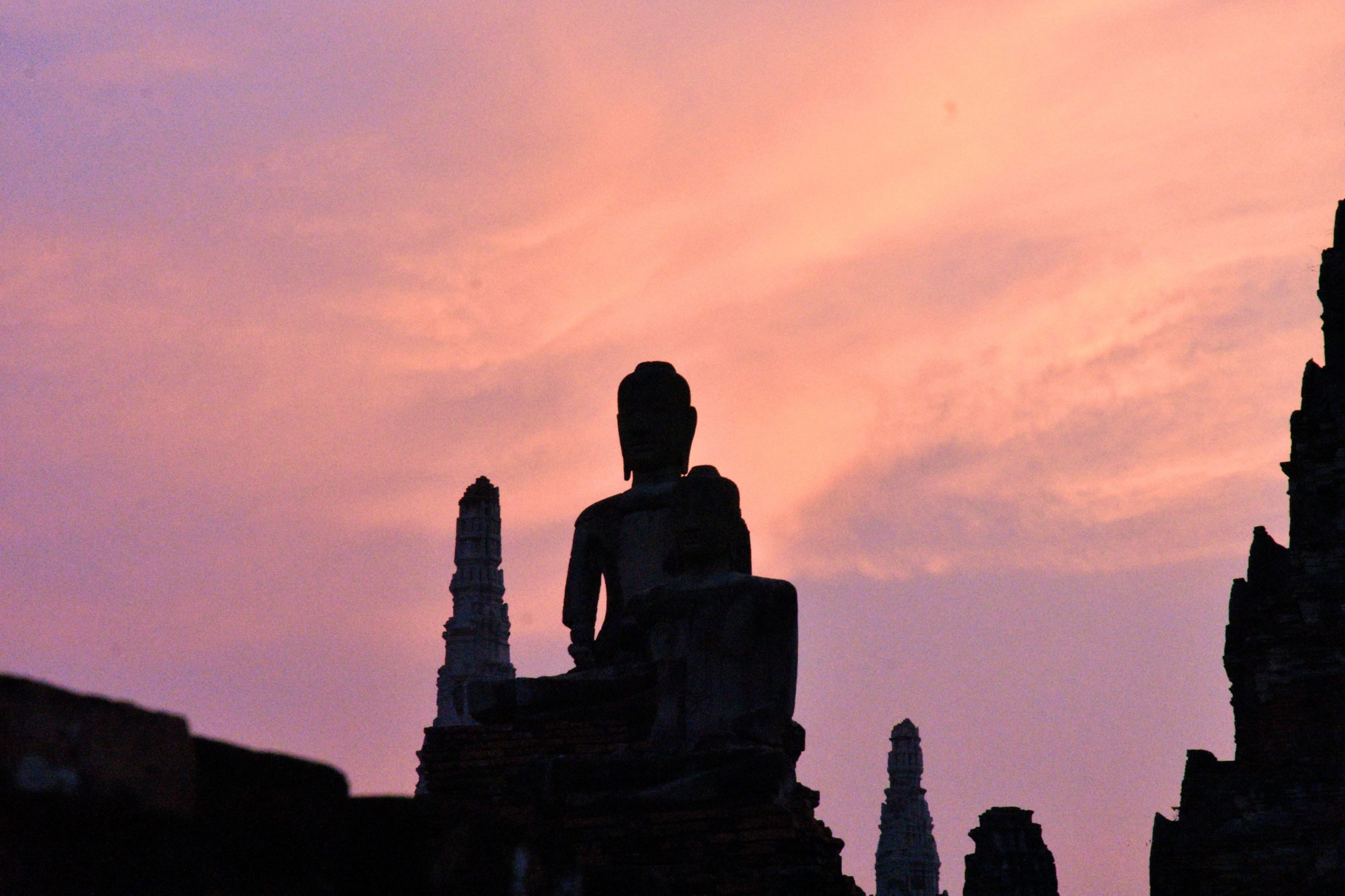 Statues à Ayutthaya en Thaïlande, ancienne capitale du Royaume de Siam au coucher de soleil