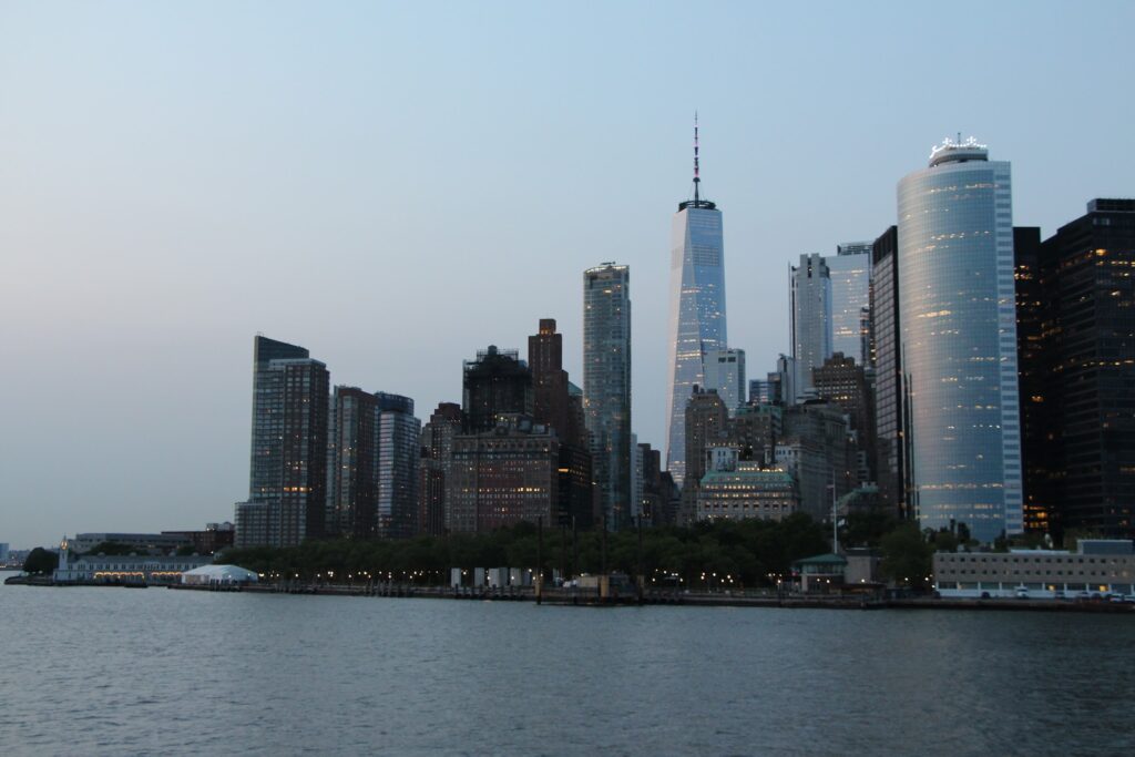 New York City - La Skyline de Nuit depuis le Ferry