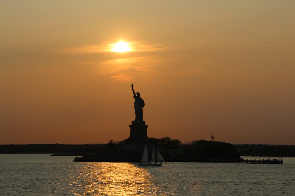 New York City - La Statue de la Liberté au coucher du soleil depuis le Ferry