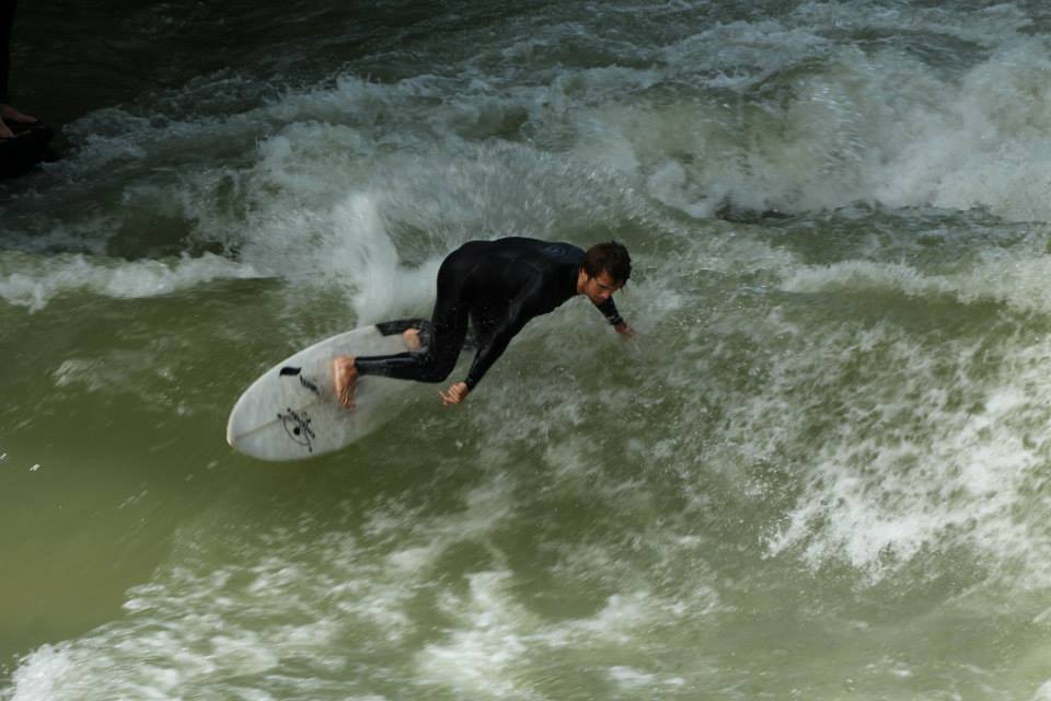 Les surfers de Eisbach Wave - Englischer Garten - Visiter Munich : que faire ? Combien de temps y passer ?