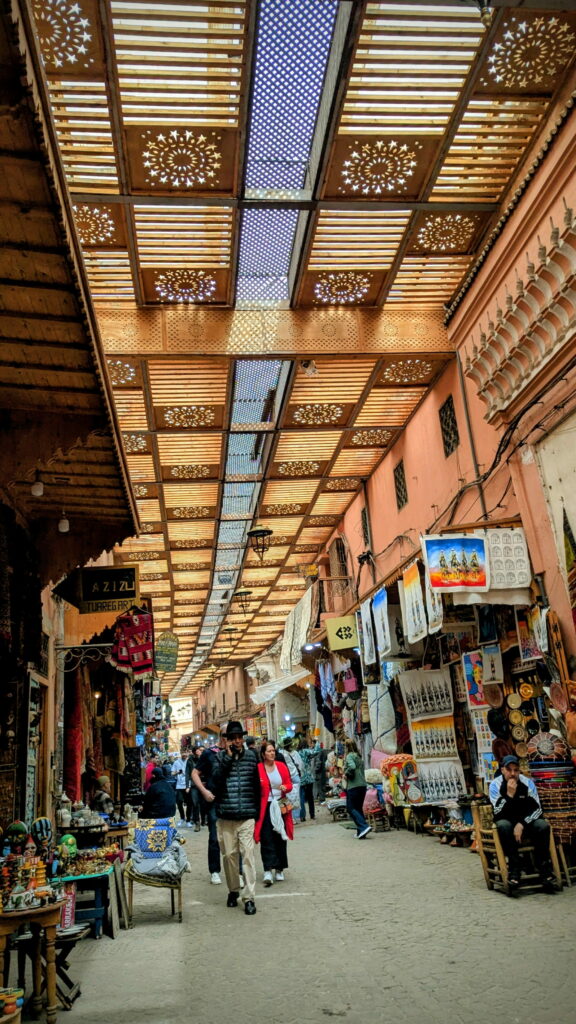Les souks de la Médina de Marrakech au Maroc