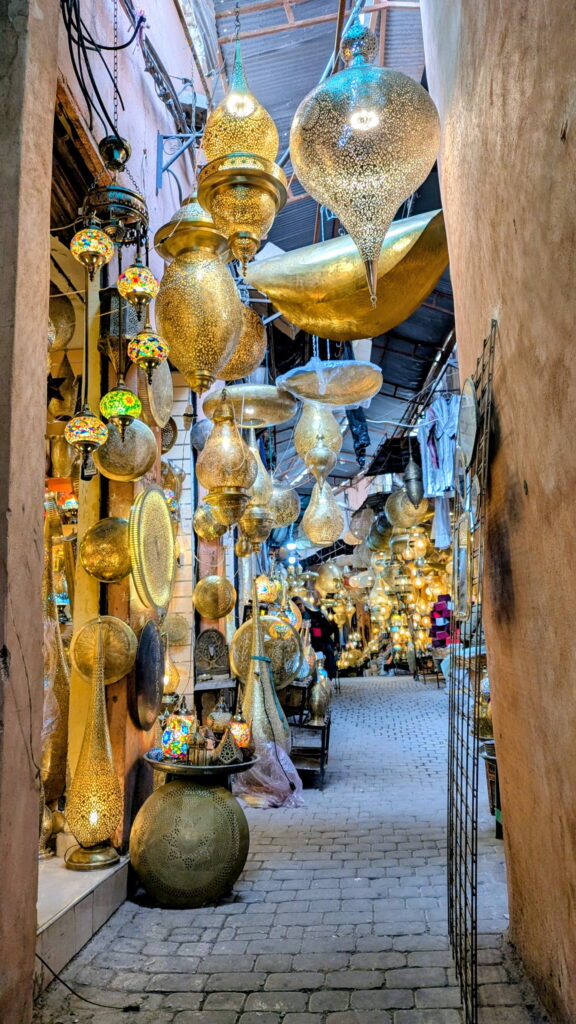 Les souks de la Médina de Marrakech au Maroc